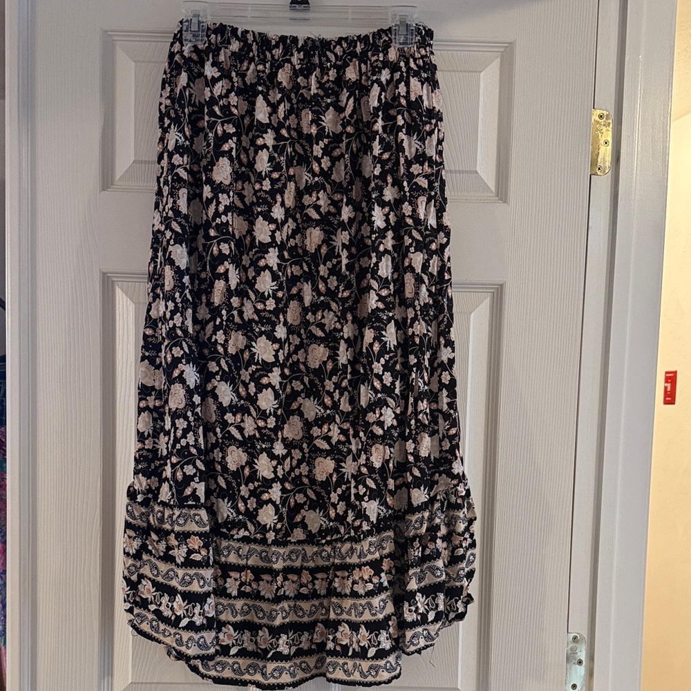 Chic Floral High-Low Skirt in Black and Cream - Picture 3 of 3